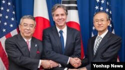 토니 블링큰 미국 국무부 부장관(가운데)과 임성남 한국 외교부 1차관(오른쪽), 스기야마 신스케 일본 외무성 사무차관이 6일(현지시간) 미국 워싱턴DC 국무부 청사에서 열린 '제6차 외교차관협의회'에서 기념촬영하고 있다.