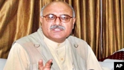 ميا افتخار حسين دا مهال دخيبرپښتونخوا داطلاعاتو دوزير ددندې ترڅنگ دصوبائي حکومت د وياند دنده هم په غاړه لري او څو مياشتې دمخه دپاکستاني طالبانو تحريک هغه ته گواښ کړى ؤ .