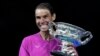 Rafael Nadal, moun peyi Espay kenbe twofe Norman Brookes Challenge la apre li kale Daniil Medvedev, moun La Risi pou'l ranpote Open Ostralyen an nan Melbourne, 31 Janvye 2022. 