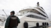 Yon gad sivil kanpe bo kote yatch ki rele Tango a nan Palma de Mallorca, Espay, Lendi 4 Avril 2022. 