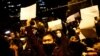 北京民众走上街头举起白纸游行抗议当局严厉的防疫封控措施。（2022年11月27日）