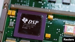 Американський мікрочип виробництва 1988 року Texas Instruments
знайшли в російській ракеті 9M727 на полі бою в Україні. Західні країни побоюються, що їхні мікрочипи можуть потрапляти до Росії через ОАЕ.
