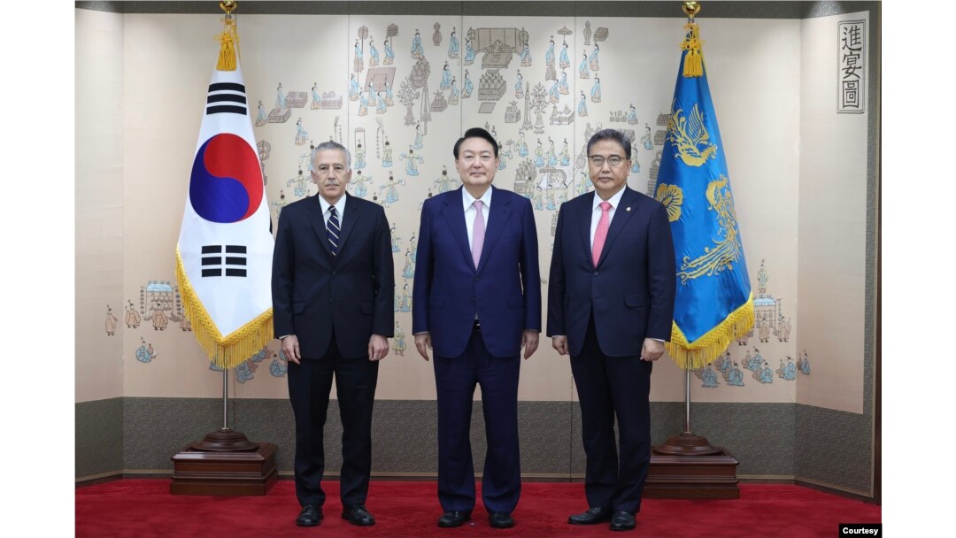 필립 골드버그(왼쪽) 주한 미국 대사와 윤석열(가운데) 한국 대통령, 박진 외교부 장관이 29일 용산에서 신임장 제정식을 열어 기념촬영하고 있다. (한국 대통령실 제공)