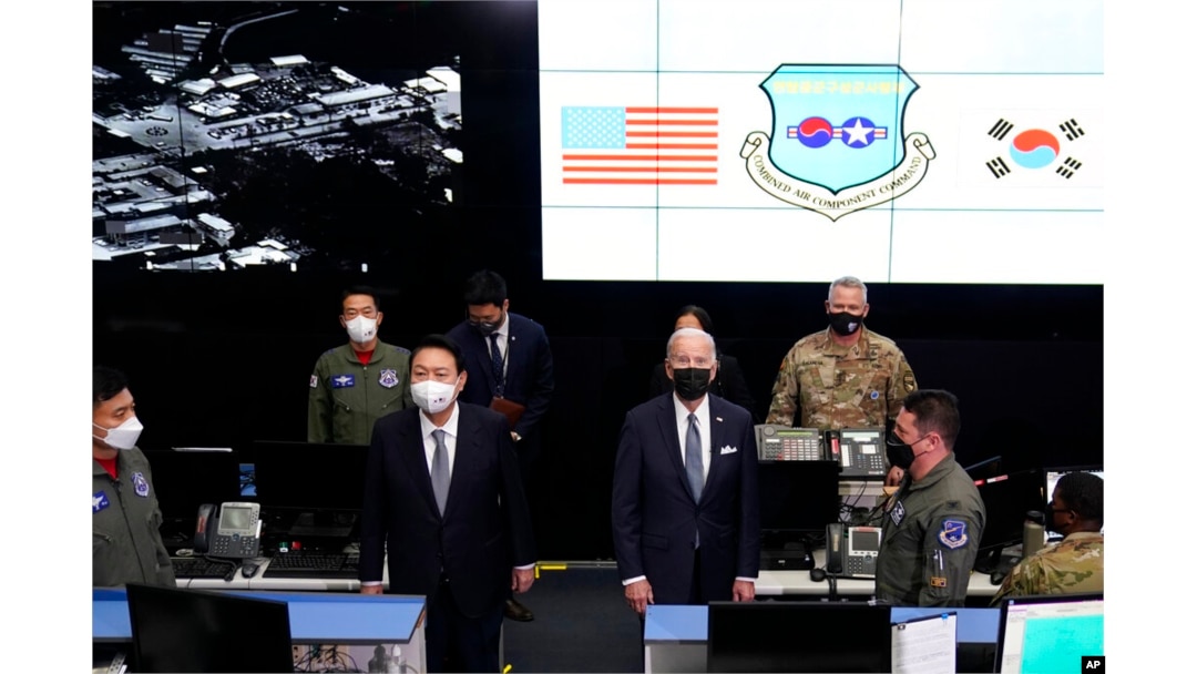 지난달 22일 방한한 조 바이든 미국 대통령과 윤석열 한국 대통령이 오산 미 공군기지에 있는 항공우주작전본부(KAOC) 작전조정실을 함께 방문했다.