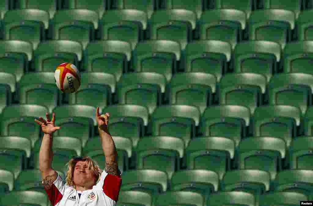The British and Irish Lions rugby team player Richard Hibbard practices his throwing during the captain&#39;s run at the NIB Stadium in Perth, Australia.