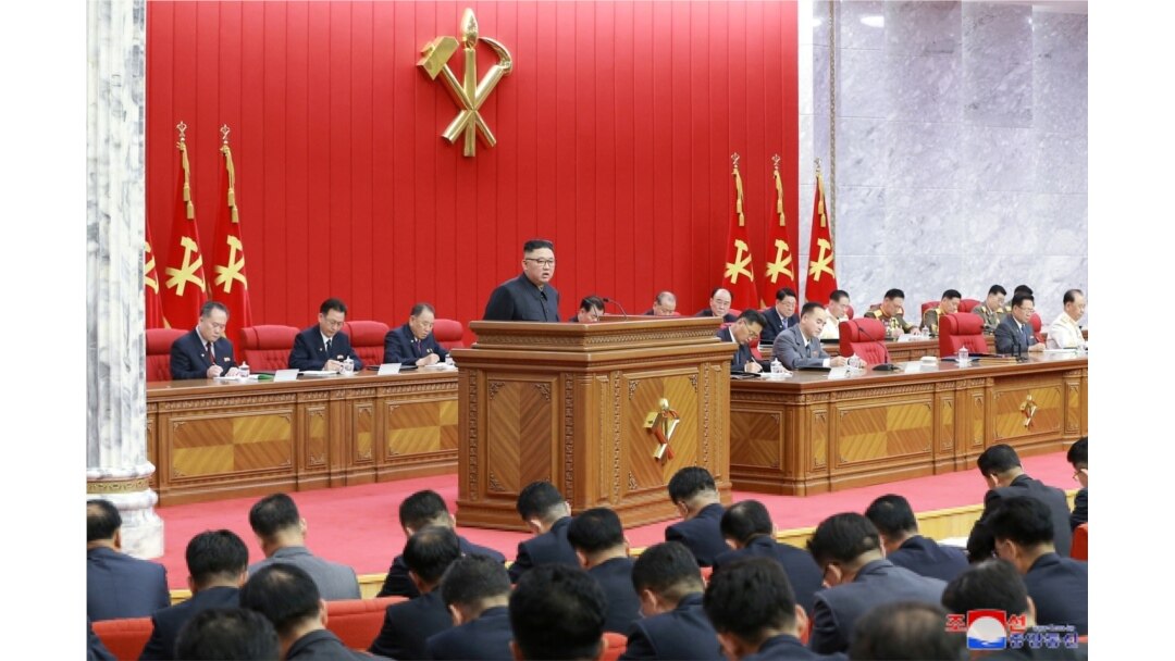 북한 김정은 국무위원장이 15일 평양에서 열린 노동당 중앙위원회 제8기 제3차 전원회의에서 발언하고 있다.