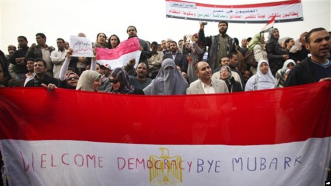 Anti-government protesters demonstrate in Tahrir, or Liberation Square in Cairo, February 01, 2011