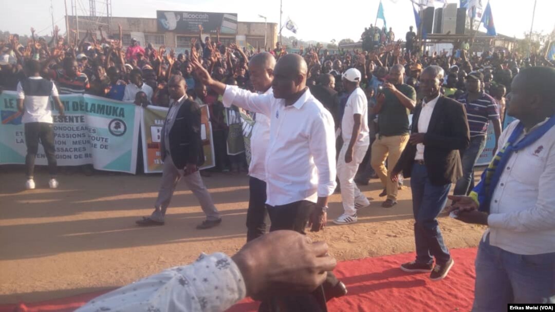 Martin Fayulu elongo na mokambi ya ntango oyo ya Lamuka, Adolphe Muzito, na bayike lingomba liye na bokomi na esika ya lisikulu na Beni, Nord-Kivu, 24 décembre 2019. (VOA/Erikas Mwisi)