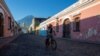 Un hombre pasa en su bicicleta cerca del arco de Santa Catalina en Antigua Guatemala. La ciudad ha estado cerrada al turismo a causa de la pandemia.