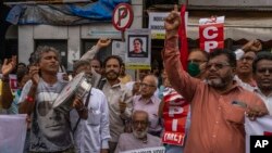 Supporters and activists shout slogans against Indian Prime Minister Narendra Modi during a protest against the arrest of Indian activist Teesta Setalvad in Mumbai, June 27, 2022. 