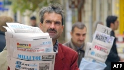 Ko'chada gazeta sotayotganlar. Boku, noyabr, 2005. 