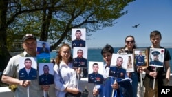 Të afërmit e ushtarëve rusë që vdiqën në Donbas mbajnë protretet e tyre në Sevastopol, Krime (9 maj 2022)