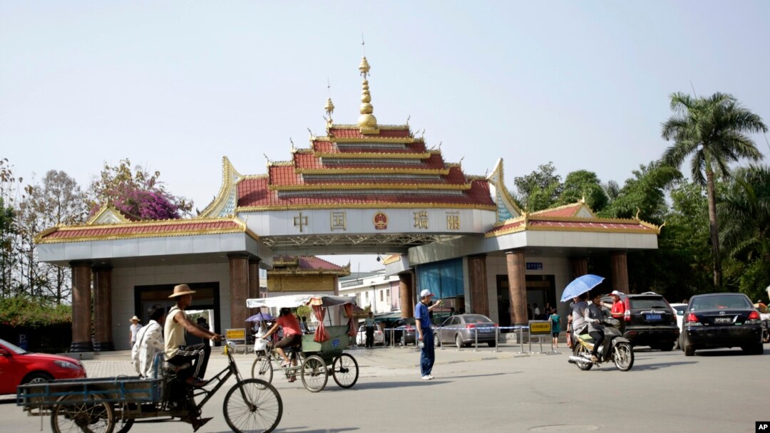 တရုတ်မြန်မာနယ်စပ် ရွှေလီမြို့ရှိ နယ်စပ်စစ်ဆေးရေးဂိတ်။ (စက်တင်ဘာ ၃၀၊ ၂၀၀၇)