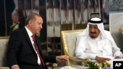 Turkey's President Recep Tayyip Erdogan, left, meets with Saudi King Salman, right, in Jiddah, Saudi Arabia, July, 23, 2017.