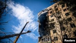 Будівлю в Кривому Розі пошкоджено внаслідок удару РФ. Фото Міністерства надзвичайних ситуацій України через Reuters