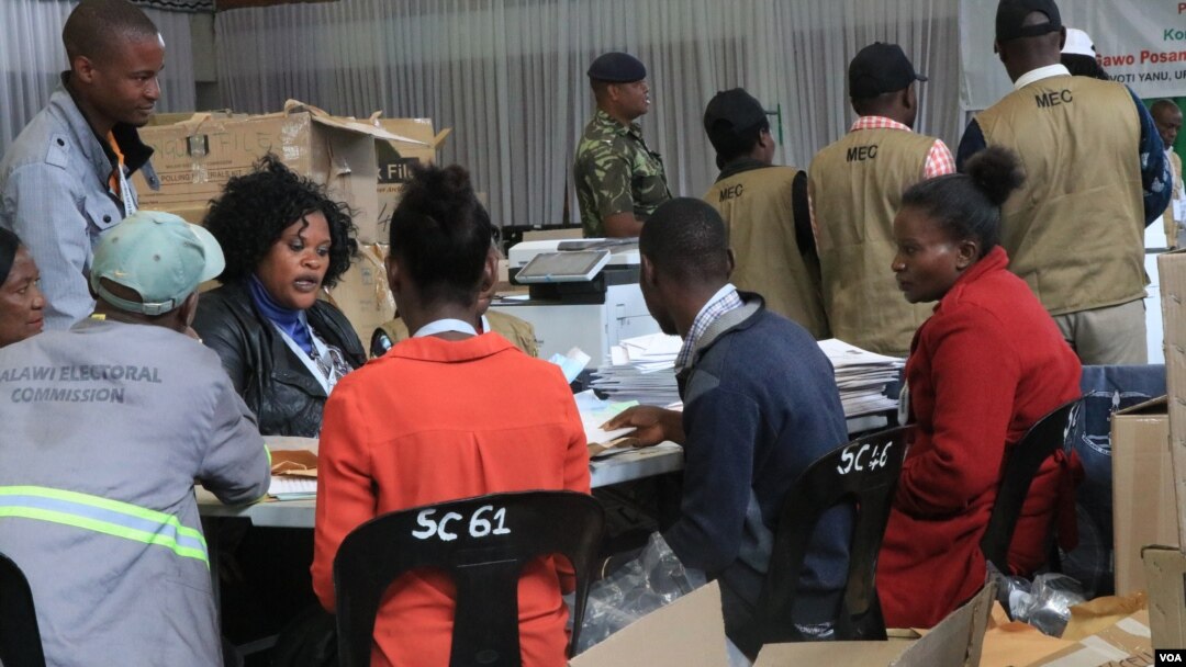 Electoral Commision officials at a tally center in Blantyre verifying votes from districts. (Lameck Masina/VOA) 