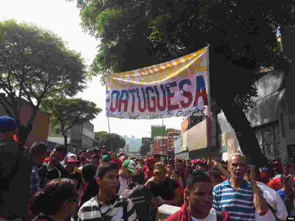 Milhares de chavistas gritam slogans com a frase "Maduro no está solo" (Maduro não está sozinho) com o objectivo de mostrar que essa é a mensagem que querem passar ao mundo nesta jornada de protestos.