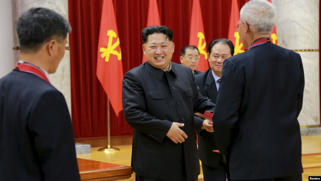 북한 김정은 국방위원회 제1위원장이 참석한 가운데 수소탄시험 성공에 기여한 핵 과학자들과 기술자, 군인건설자, 노동자, 일군들에 대한 '당 및 국가표창' 수여식이 진행되었다고 지난 13일 조선중앙통신이 전했다. (자료사진)