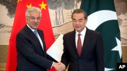 خواجه آصف، وزیر خارجۀ پاکستان، با وانگ ایی، وزیر خارجۀ چین، پس از کنفرانس خبری مشترک در شهر بیجنگ چین