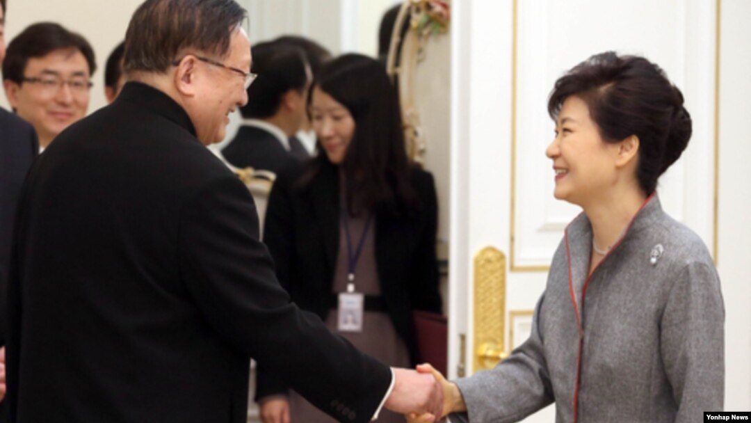 박근혜 한국 대통령(오른쪽)이 21일 청와대에서 제14차 한중지도자포럼 참석차 방한한 탕자쉬안 전 중국 외교담당 국무위원을 접견하며 악수하고 있다. 