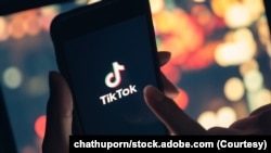 手机上显示的TikTok应用。