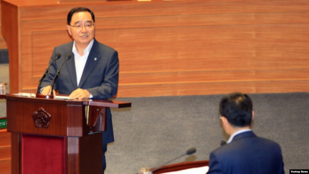 정홍원 한국 국무총리가 12일 국회 본회의장에서 열린 대정부질문에서 의원들의 질문에 답하고 있다.