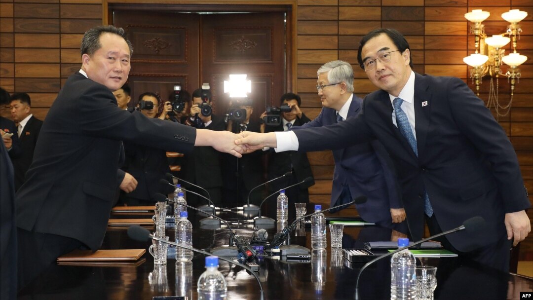 한국 측 수석대표인 조명균 통일부 장관과 북한 측 리선권 조국평화통일위원회(조평통)위원장이 지난 8월 판문점 북쪽 지역인 통일각에서 열린 고위급회담에서 악수하고 있다. 