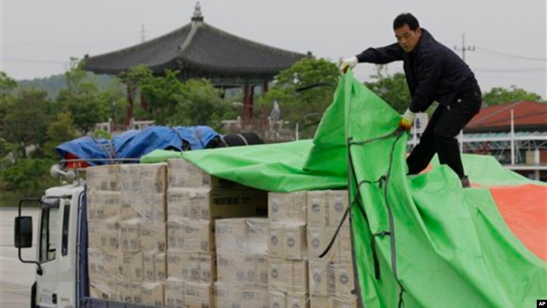 지난 2011년 판문점 인근을 지나는 한국 지방정부의 대북 의료지원 물자. (자료사진)