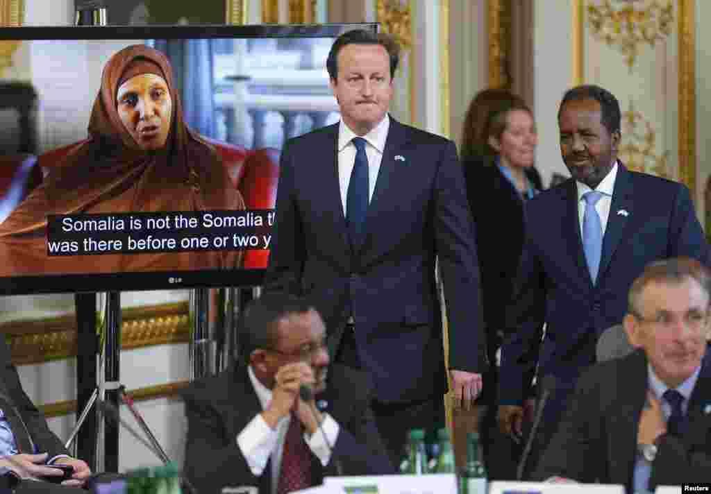Britain's Prime Minister David Cameron and Somali President Hassan Sheikh Mohamud arrive at the Somalia conference in London, May 7, 2013.