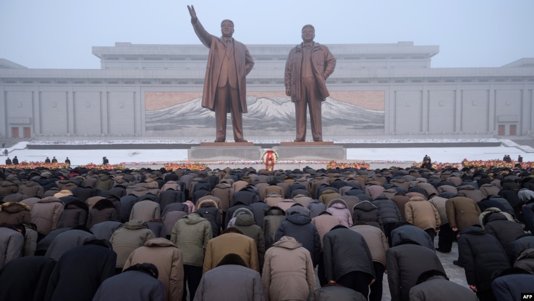 북한 김정일 위원장 7주기인 지난달 17일 주민들이 평양 만수대언덕에 있는 김일성·김정일 동상에 절하고 있다.