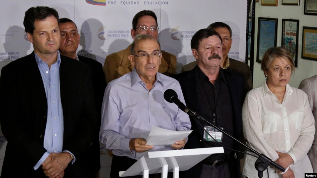 Humberto de la Calle, flanked by fellow negotiators for Colombia's government, speaks to reporters in Havana about an agreement with FARC rebels to clear battlefields of explosives, March 7, 2015.