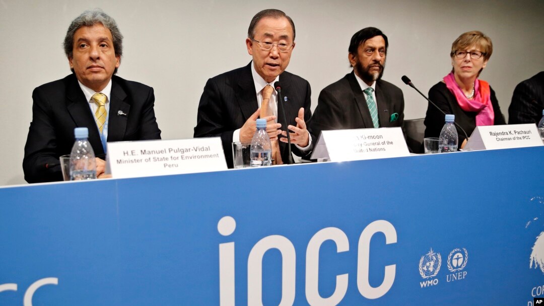 From left, Minister of State for Envionment of Peru Manuel Pulgar-Vidal, UN Sec. General Ban Ki-moon, Chairman of the IPCC Rajendra K. Pachauri and Secretary of the IPCC Renata Christ, present a report by the UN climate panel, Nov. 2. 2014, in Copenhagen.