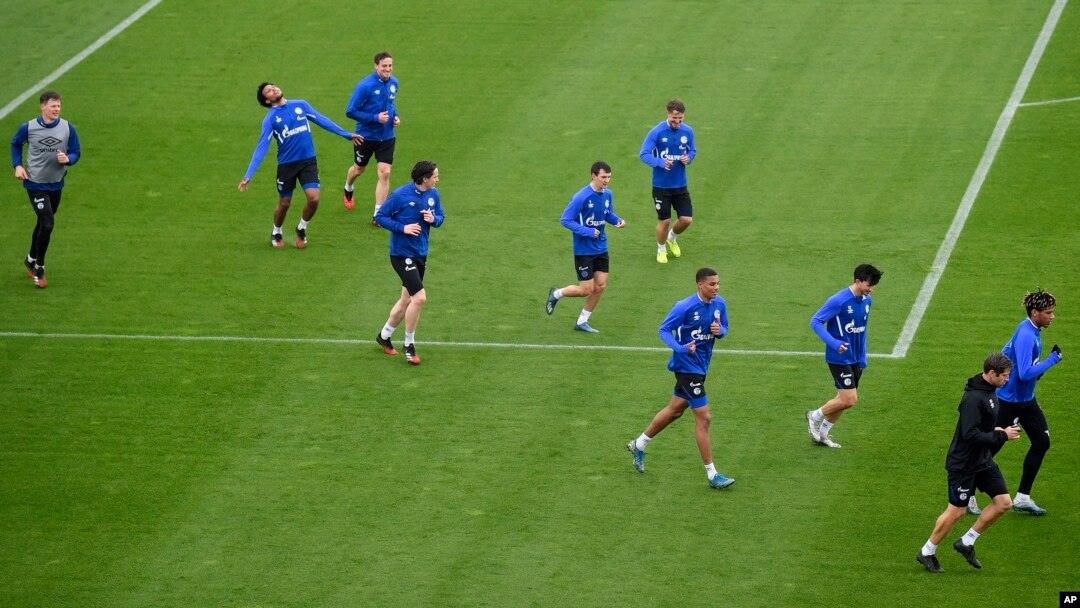 US national player Weston McKennie, second from left, exercises with his Bundesliga team of soccer club FC Schalke 04 during a training session in Gelsenkirchen, Germany, April 29, 2020.