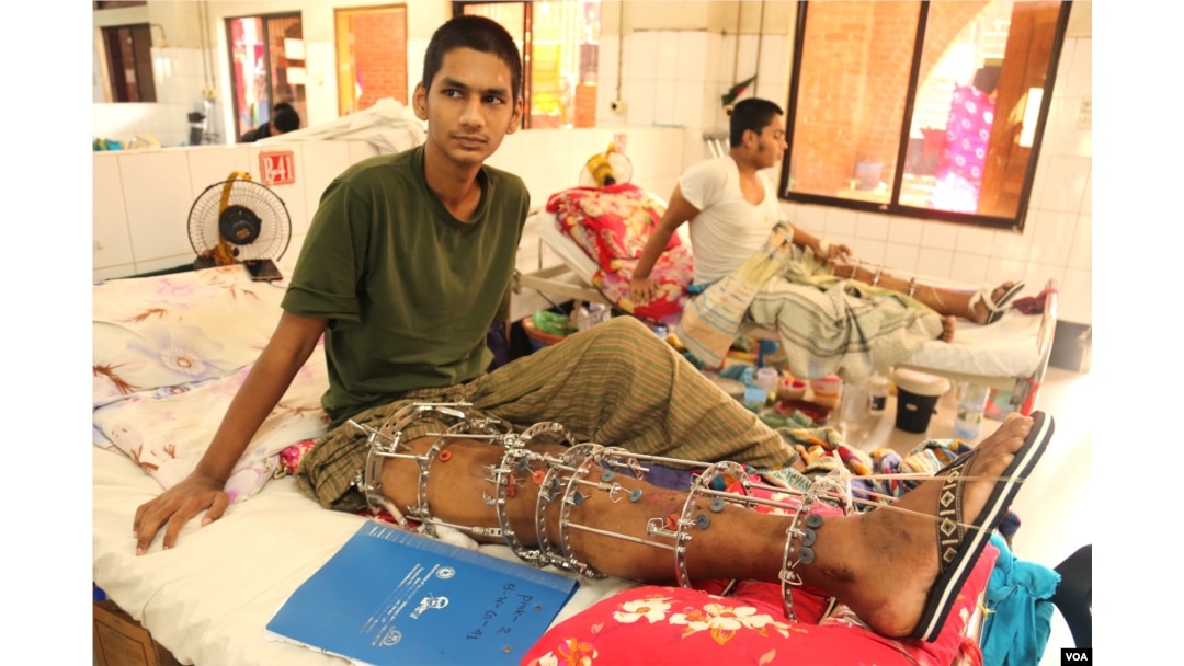 FILE - A student who was shot during anti-Hasina protests lies on a hospital bed in Dhaka, Bangladesh, on Sept. 28, 2024. Sheikh Hasina is accused of ordering a violent crackdown on the protesting students. (Shaikh Azizur Rahman/VOA)