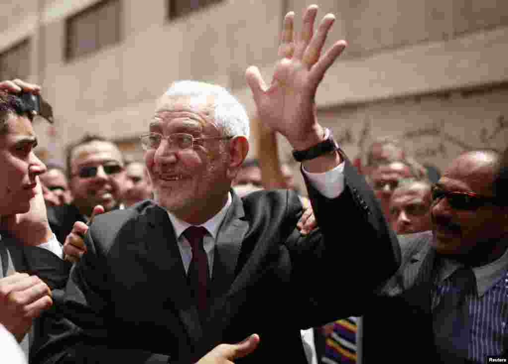 Presidential candidate Abdel Moneim Abol Fotouh waves outside a polling station in Cairo May 23, 2012.