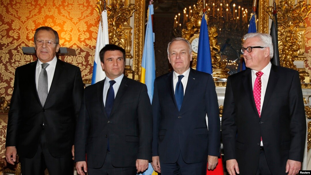 From left, Russian Foreign Minister Sergei Lavrov, Ukraine's Foreign Minister Pavlo Klimkin, French Foreign Minister Jean-Marc Ayrault and German Foreign Minister Frank-Walter Steinmeier gather for talks on the Ukraine crisis in Paris, March 3, 2016. 