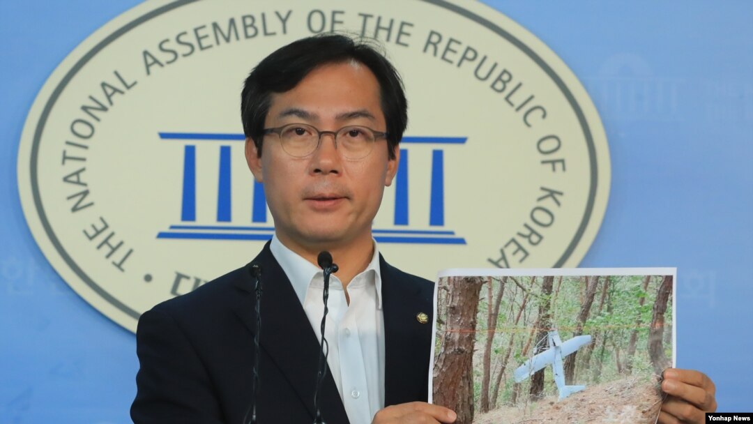한국 국회 국방위원장인 바른정당 김영우 의원이 13일 국회 정론관에서 최근 발견된 북한 무인기 추정 소형비행체가 주한미군 사드가 배치된 경북 성주골프장을 정찰했으며 사드 체계가 배치된 상공에서 10여 장의 사진도 촬영했다고 밝히고 있다.