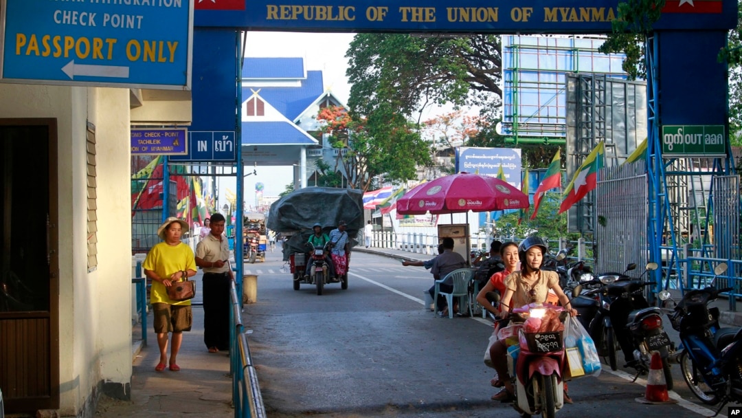 ရွှေတြိဂံနယ်မြေ တာချီလိတ်မြို့ရှိ ထိုင်း - မြန်မာ နယ်စပ်ဂိတ် (မှတ်တမ်းဓာတ်ပုံ - မေ ၂၁၊ ၂၀၁၂)