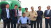 吴仁华（右三）和六四亲历者方政、王丹、周封锁、李晓明、滕彪和王军涛等在台北中正纪念堂前的坦克人装置艺术前。（萧洵拍摄）