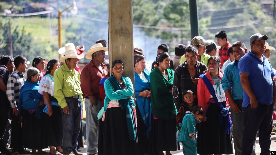 ရွေးကောက်ပွဲအတွက် မဲဆန္ဒရှင်တွေကိုတွေ့ရစဉ် 
