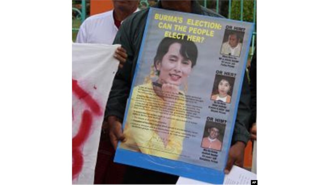 Protester holds opposition leader Aung San Suu Kyi's poster outside a public park in Mae Sot, Thailand, 07 Nov 2010