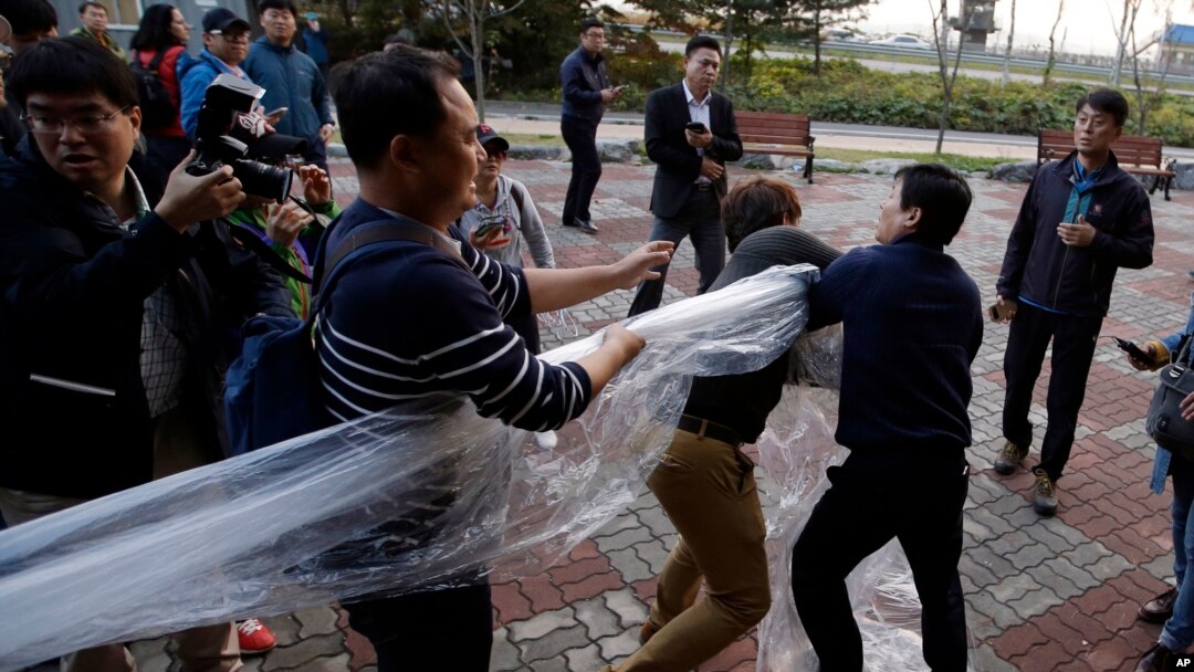 대북전단 살포 과정에서 실랑이를 벌이는 지역 주민과 보수단체 회원들