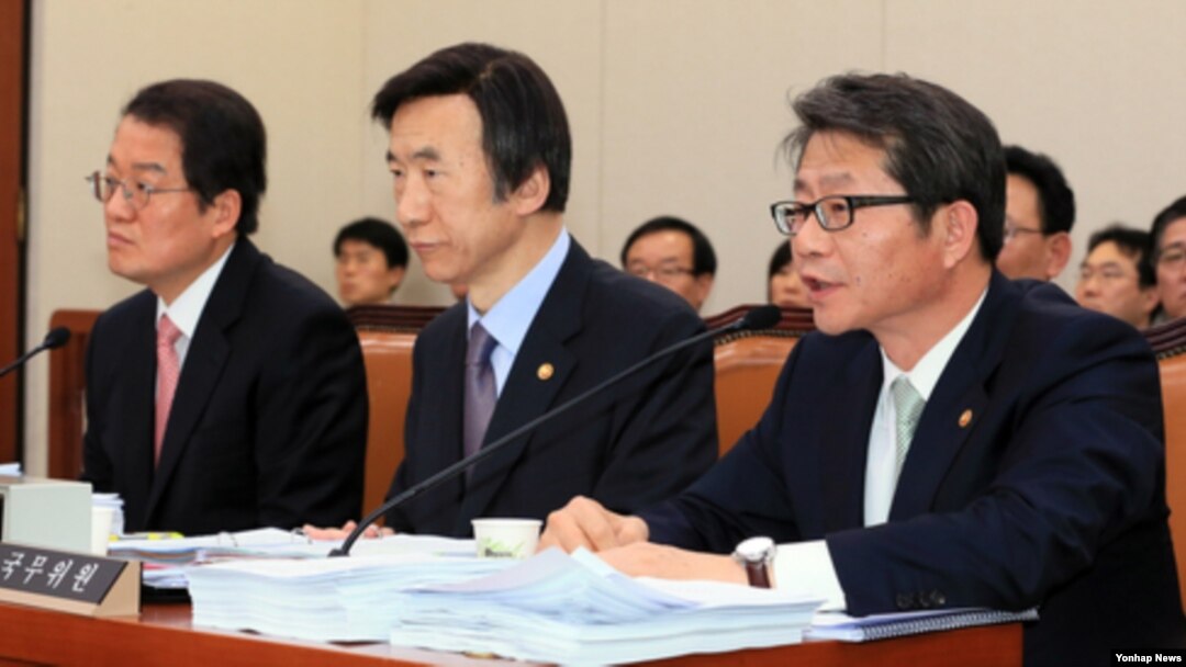 류길재 한국 통일부 장관(오른쪽)이 17일 국회 외교통일위 전체회의에서 의원들의 질의에 답하고 있다. 왼쪽부터 남성욱 한국 민주평화통일자문회의 사무처장, 윤병세 한국 외교장관. 