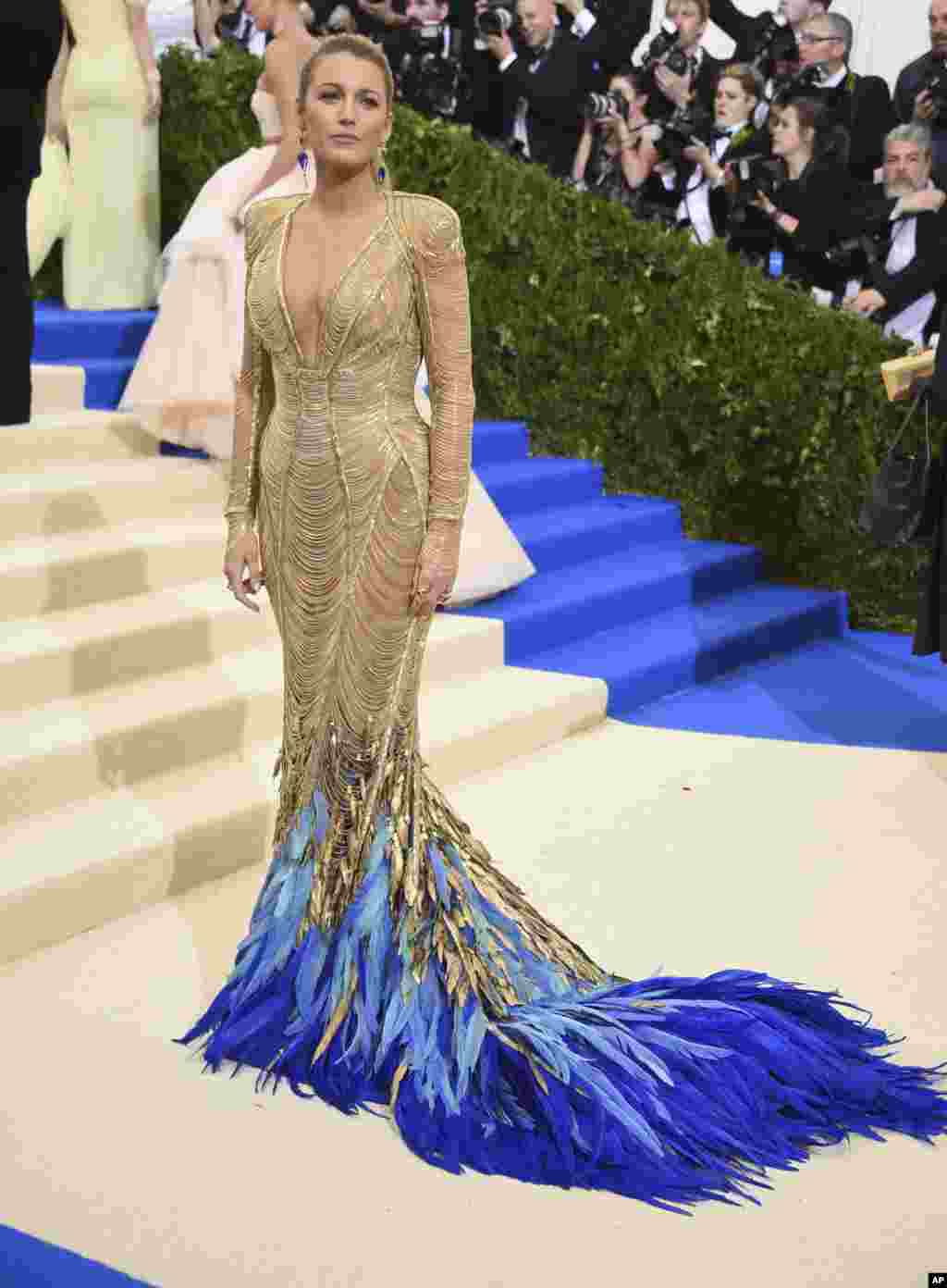 美国演员布莱克&middot;莱弗利(Blake Lively)参加在纽约大都会博物馆举办的时装馆慈善晚会，庆祝&quot;中间的艺术&quot;展览开幕。（2017年5月1日）