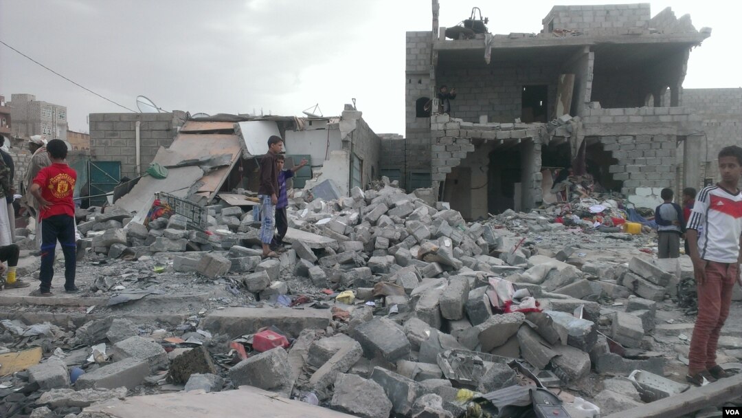 Months after an airstrike on a neighborhood populated by black Yemenis - or "Muhamasheen" - more than a hundred buildings still remain in rubble and survivors continue to search for any valuables, in Sana'a, Yemen, Oct. 9, 2015. (VOA/A. Mojalli)