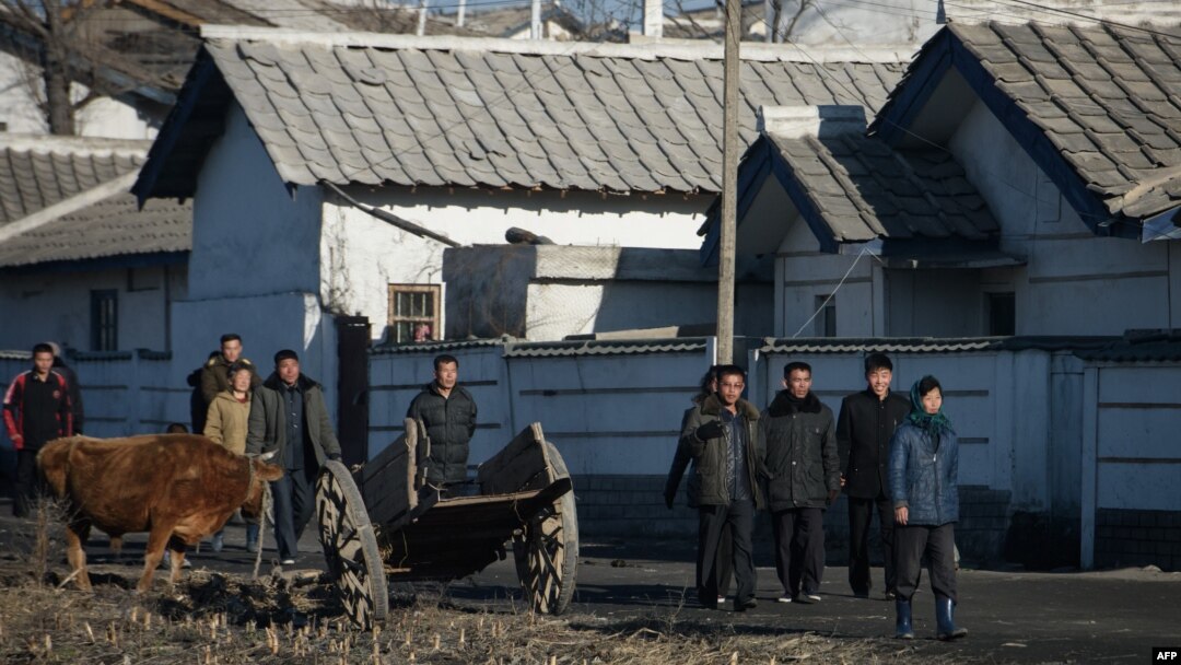 지난달 30일 북한 안주시 인근 마을 주민들. (자료사진)