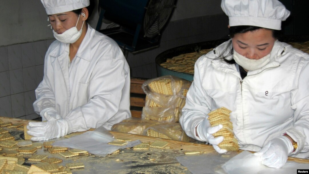 북한 신의주의 한 식품 공장에서 UN 산하 세계식량계획(WFP)의 지원으로 취약계층에 지급할 영양 비스킷을 생산하고 있다. (자료사진)
