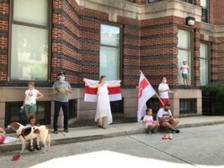 Many families brought their children (even a pet) to take part in the demonstration in Washington on Aug. 23, 2020. (Natalie Liu/VOA)
