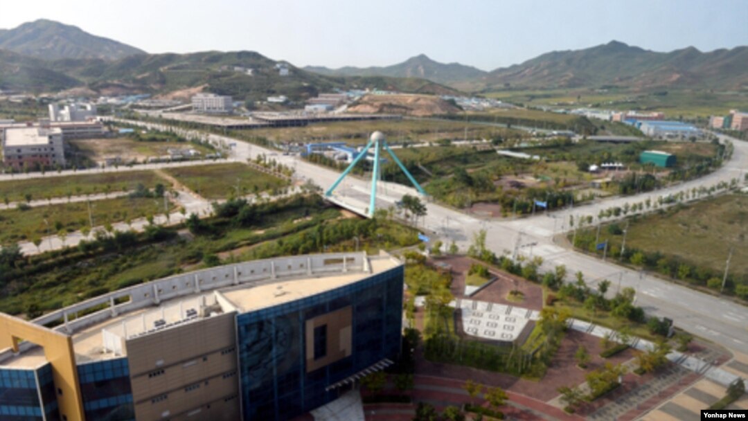개성공단 재가동 이틀째인 지난 17일 개성공업지구관리위원회에서 바라본 공단 전경. 