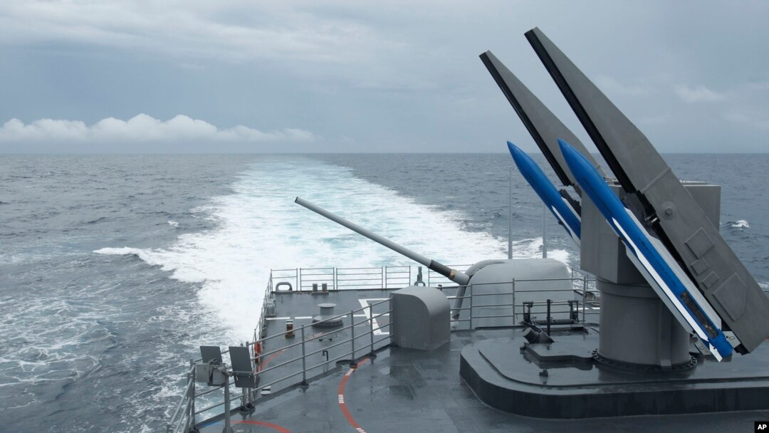 Taiwan's navy load Standard Type II surface-to-air missiles on the rear of a Kidd-class destroyer during exercises off of the southern city of Kaohsiung,Taiwan, May 16, 2013.